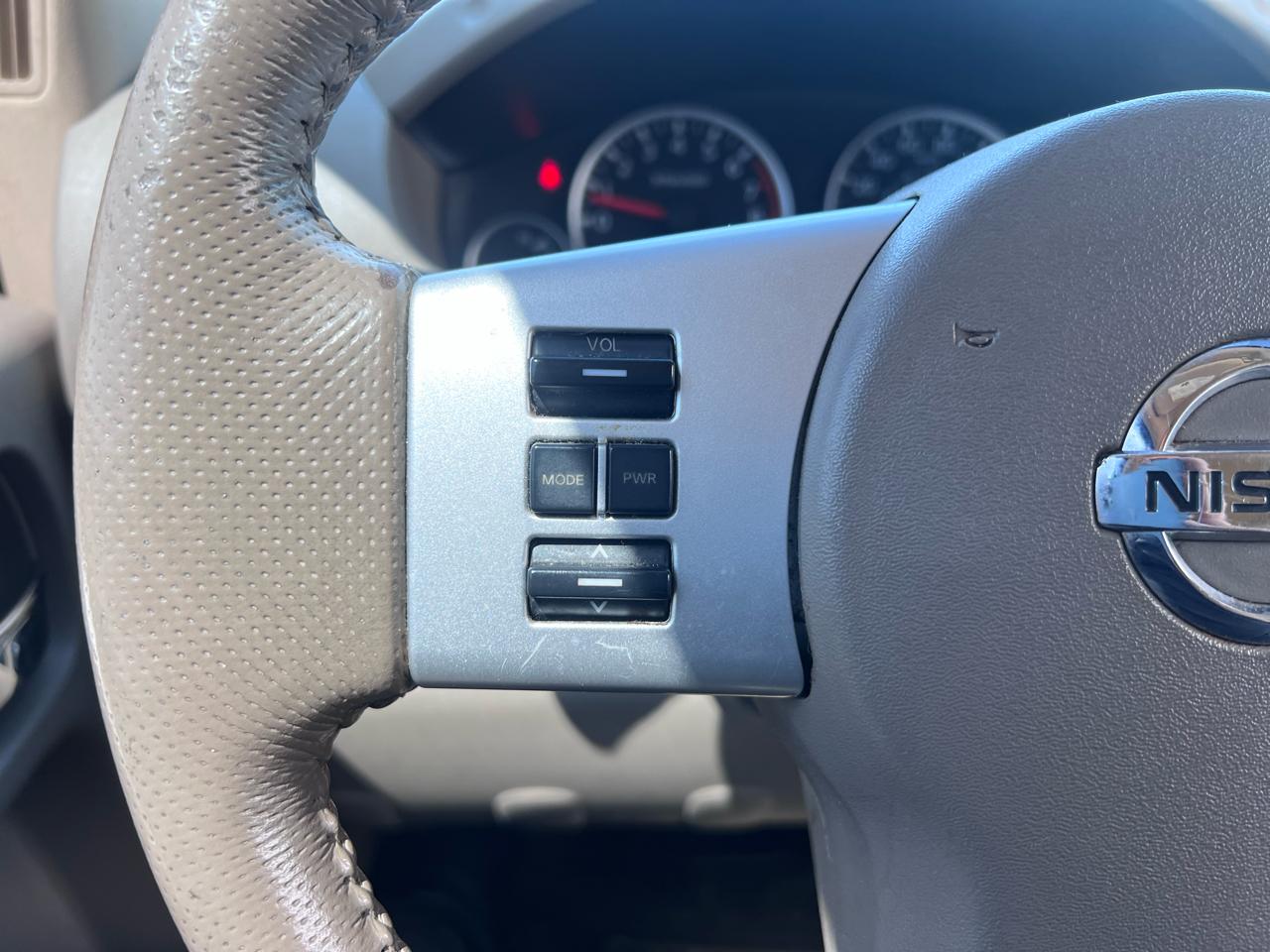 Nissan Pathfinder LE 2WD 2012