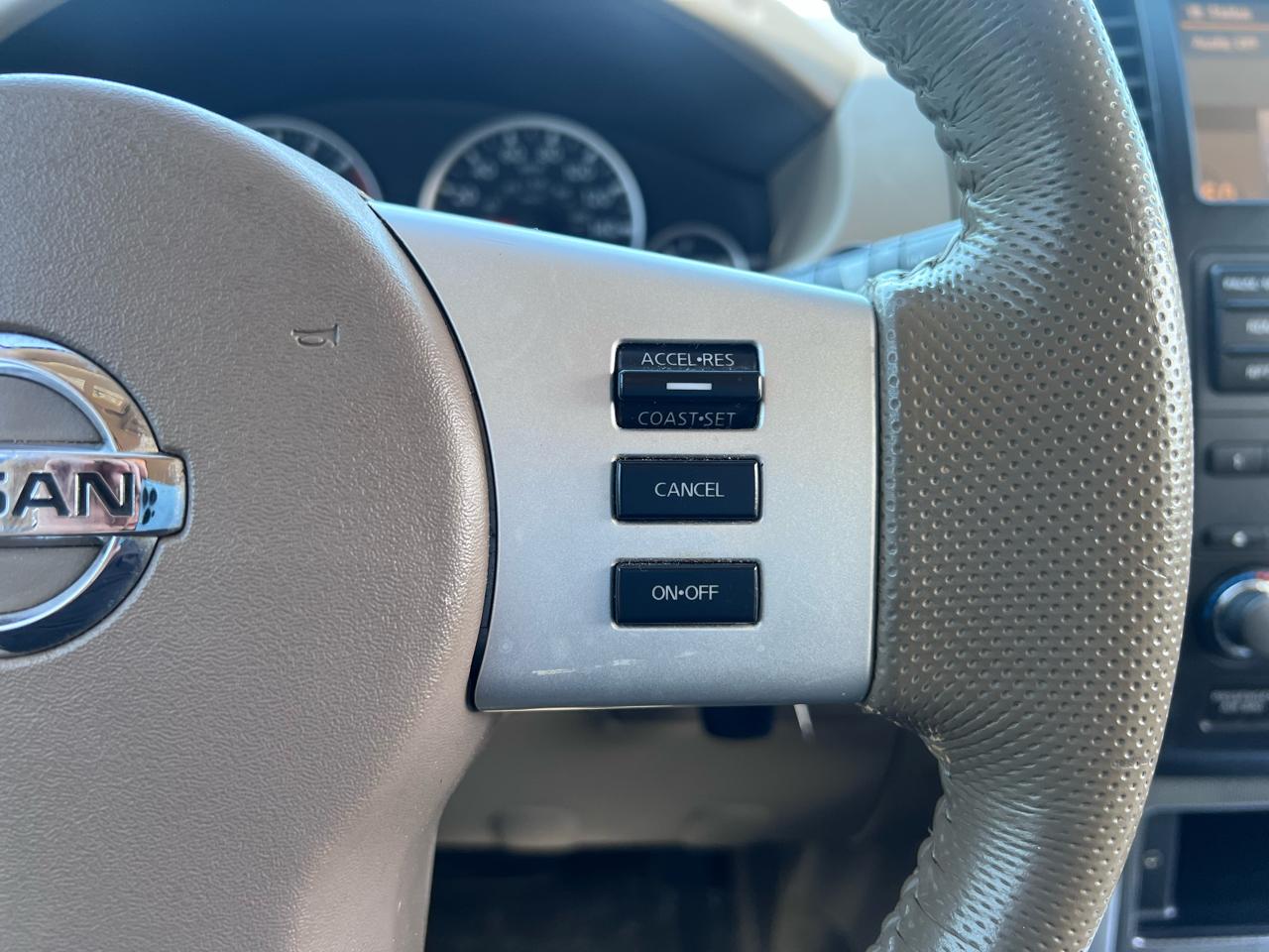 Nissan Pathfinder LE 2WD 2012