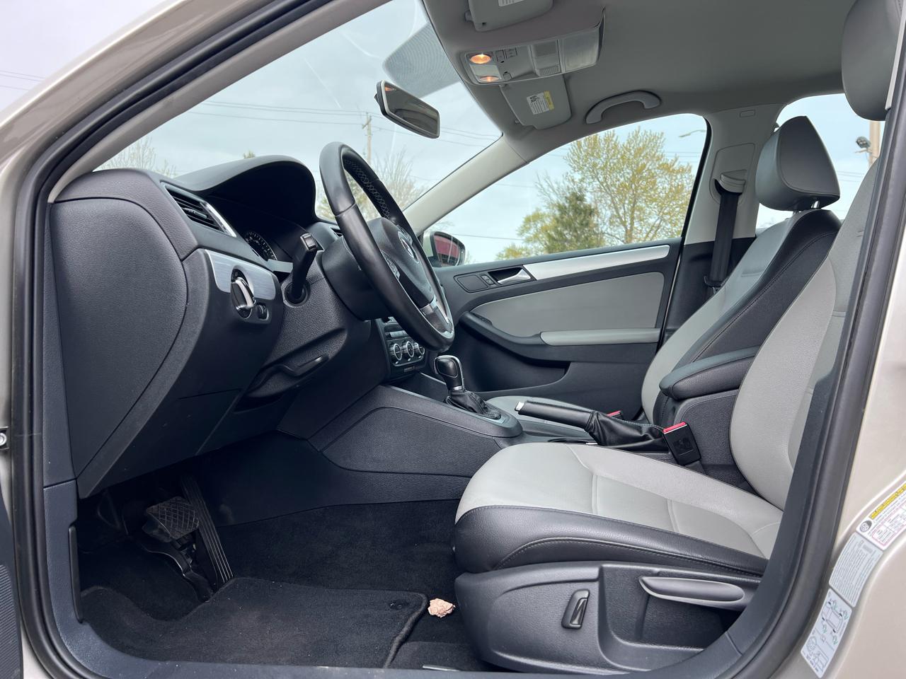 Volkswagen Jetta Hybrid Base 2013