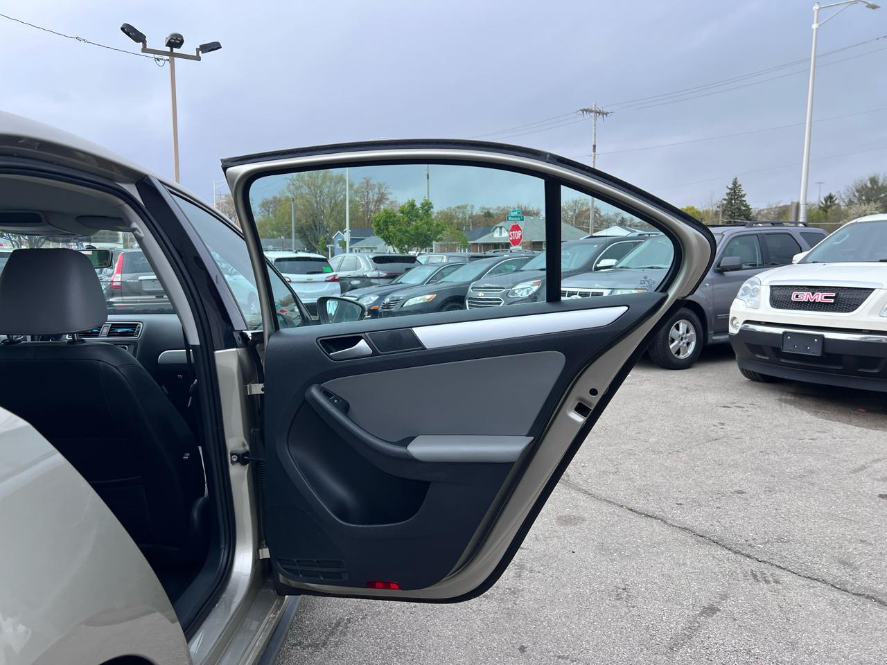 Volkswagen Jetta Hybrid Base 2013