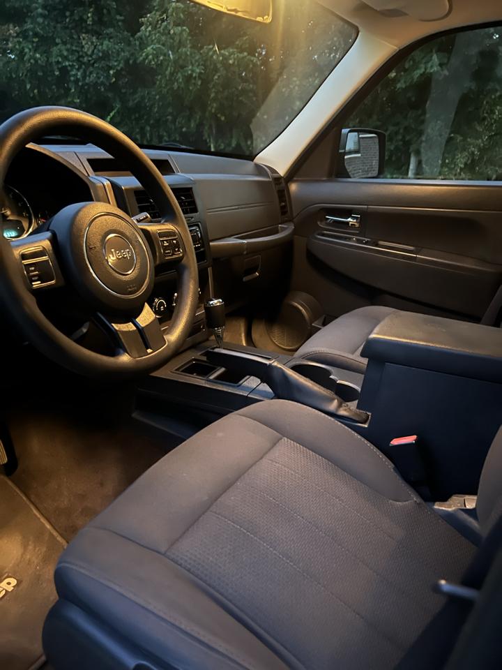 Jeep Liberty Sport 2WD 2012