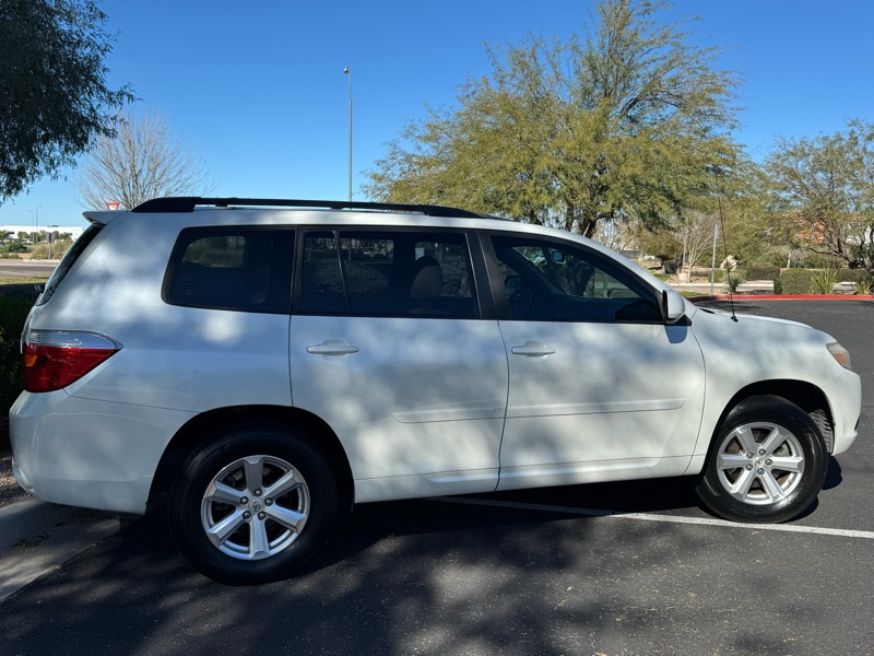 Toyota Highlander Base 2WD V6 2010