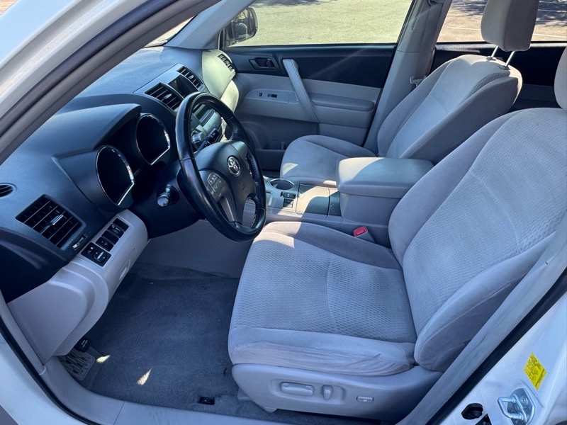 Toyota Highlander Base 2WD V6 2010