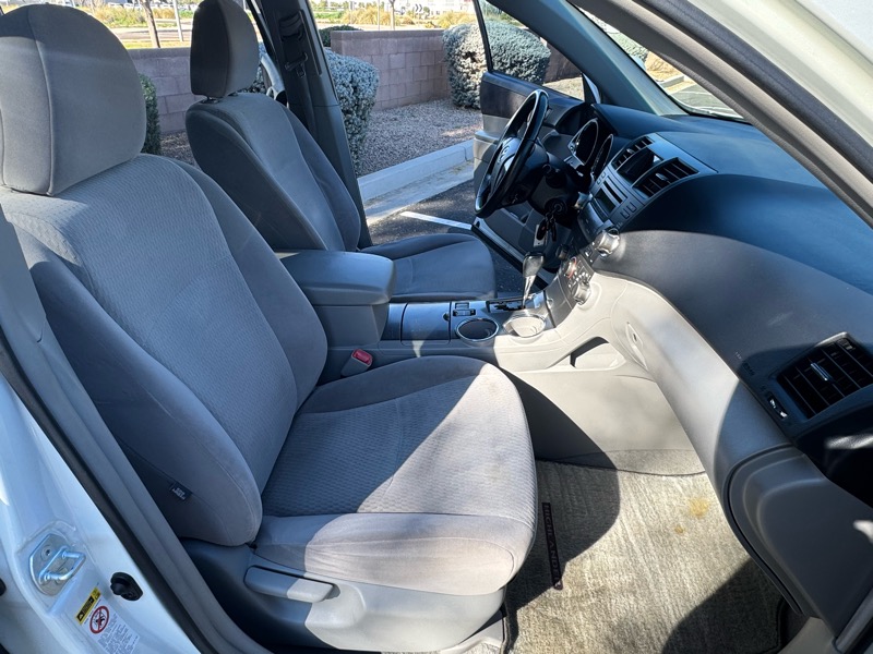 Toyota Highlander Base 2WD V6 2010