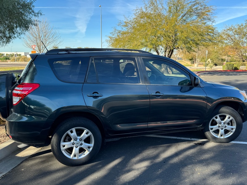 Toyota RAV4 Base V6 4WD 2011