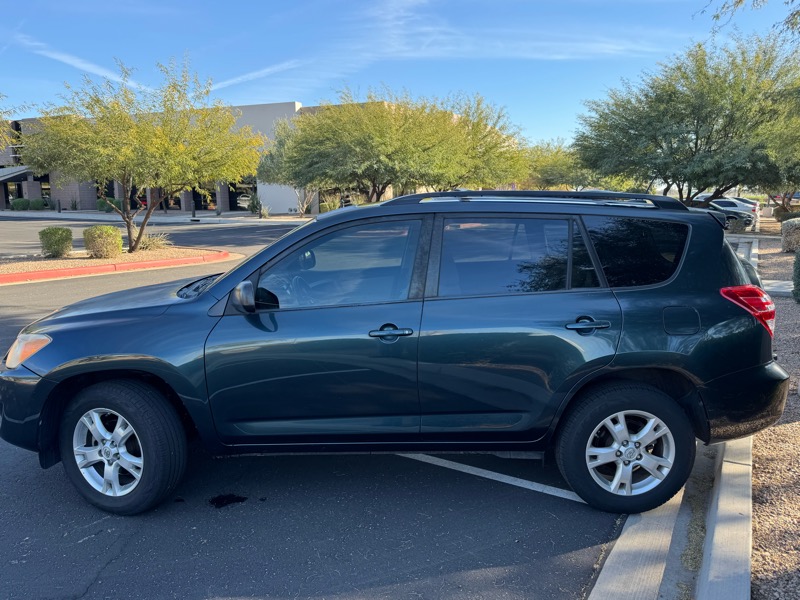 Toyota RAV4 Base V6 4WD 2011