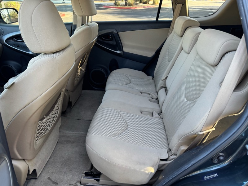 Toyota RAV4 Base V6 4WD 2011