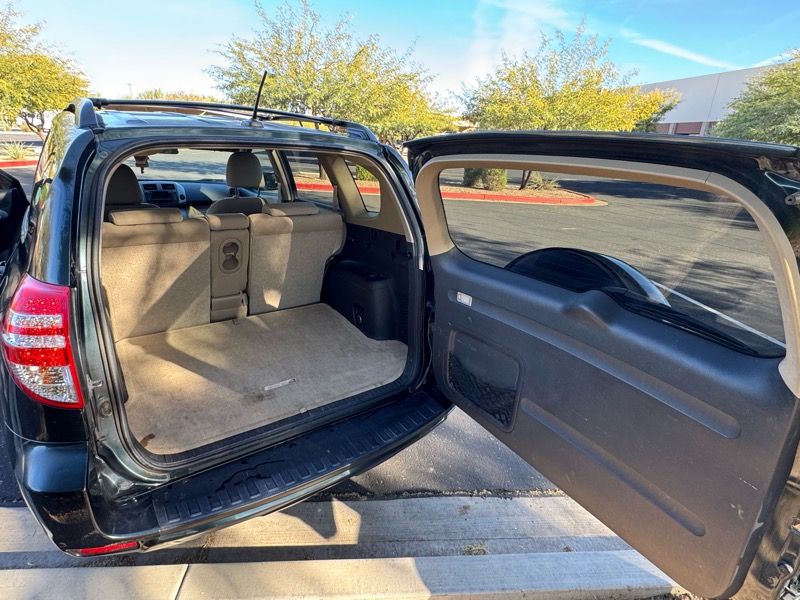 Toyota RAV4 Base V6 4WD 2011