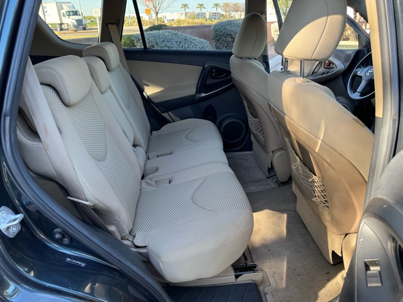 Toyota RAV4 Base V6 4WD 2011