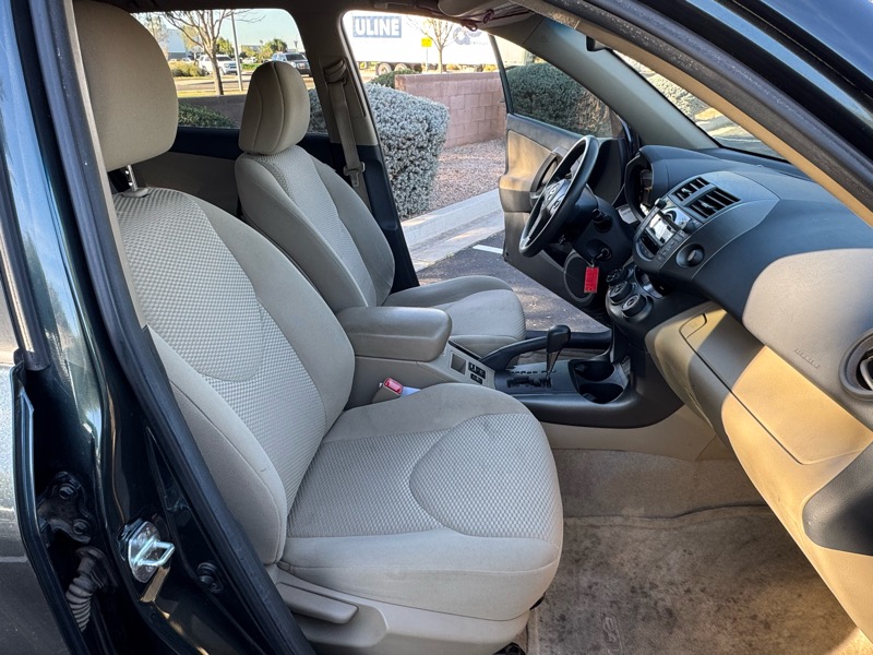 Toyota RAV4 Base V6 4WD 2011