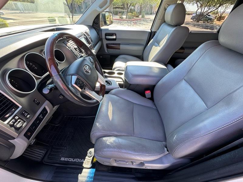 Toyota Sequoia Plantium 4WD FFV 2014