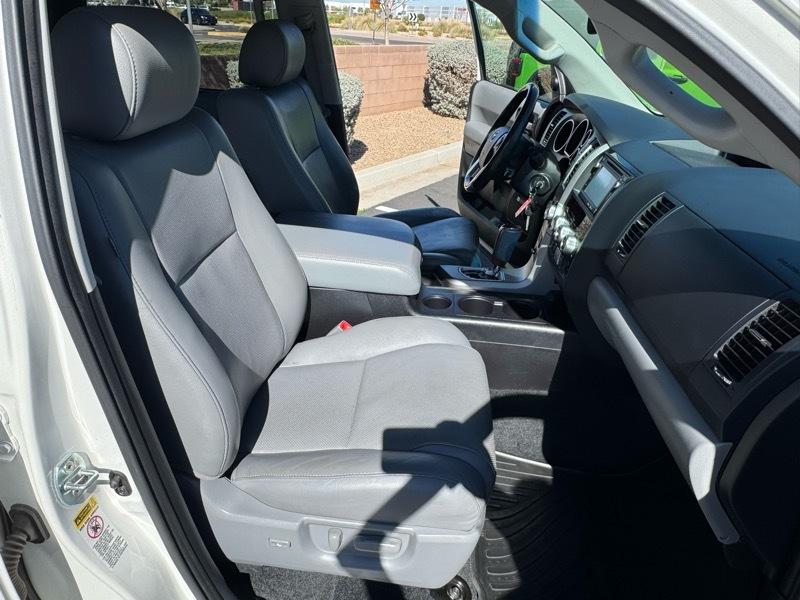 Toyota Sequoia Plantium 4WD FFV 2014