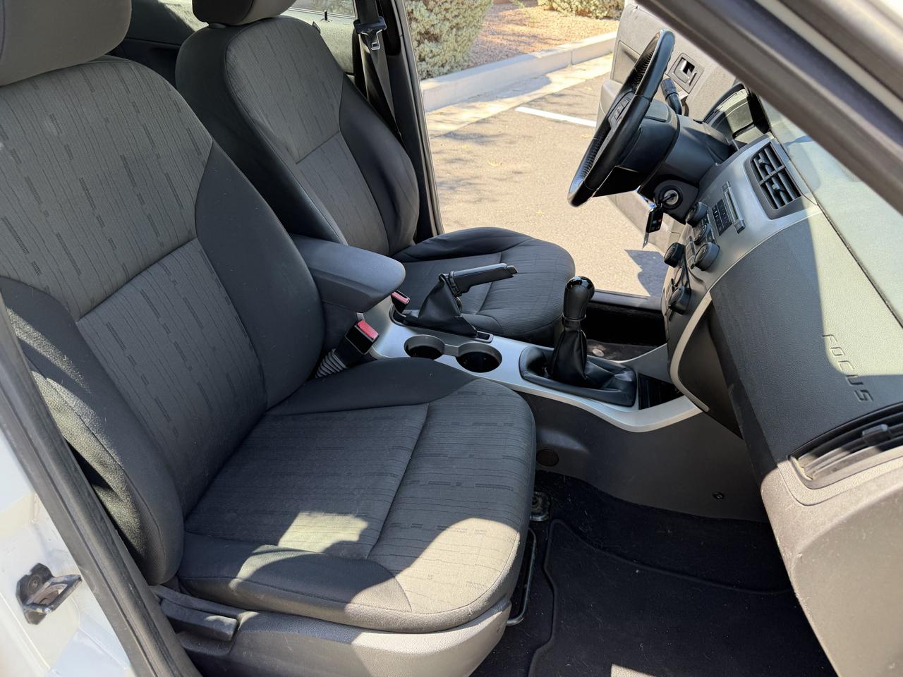 Ford Focus SE Sedan 2010