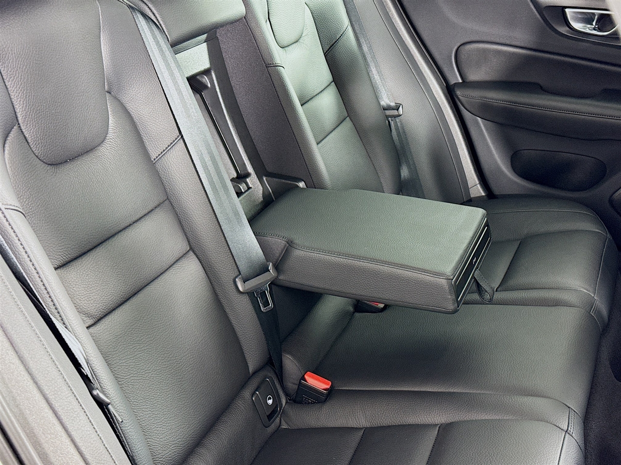 Volvo S60 B5 AWD Plus Dark Theme 2024