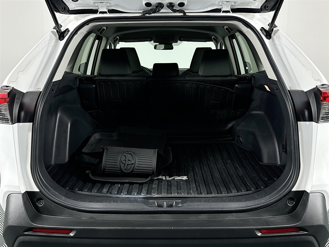 Toyota RAV4 Hybrid XLE AWD (Natl) 2021