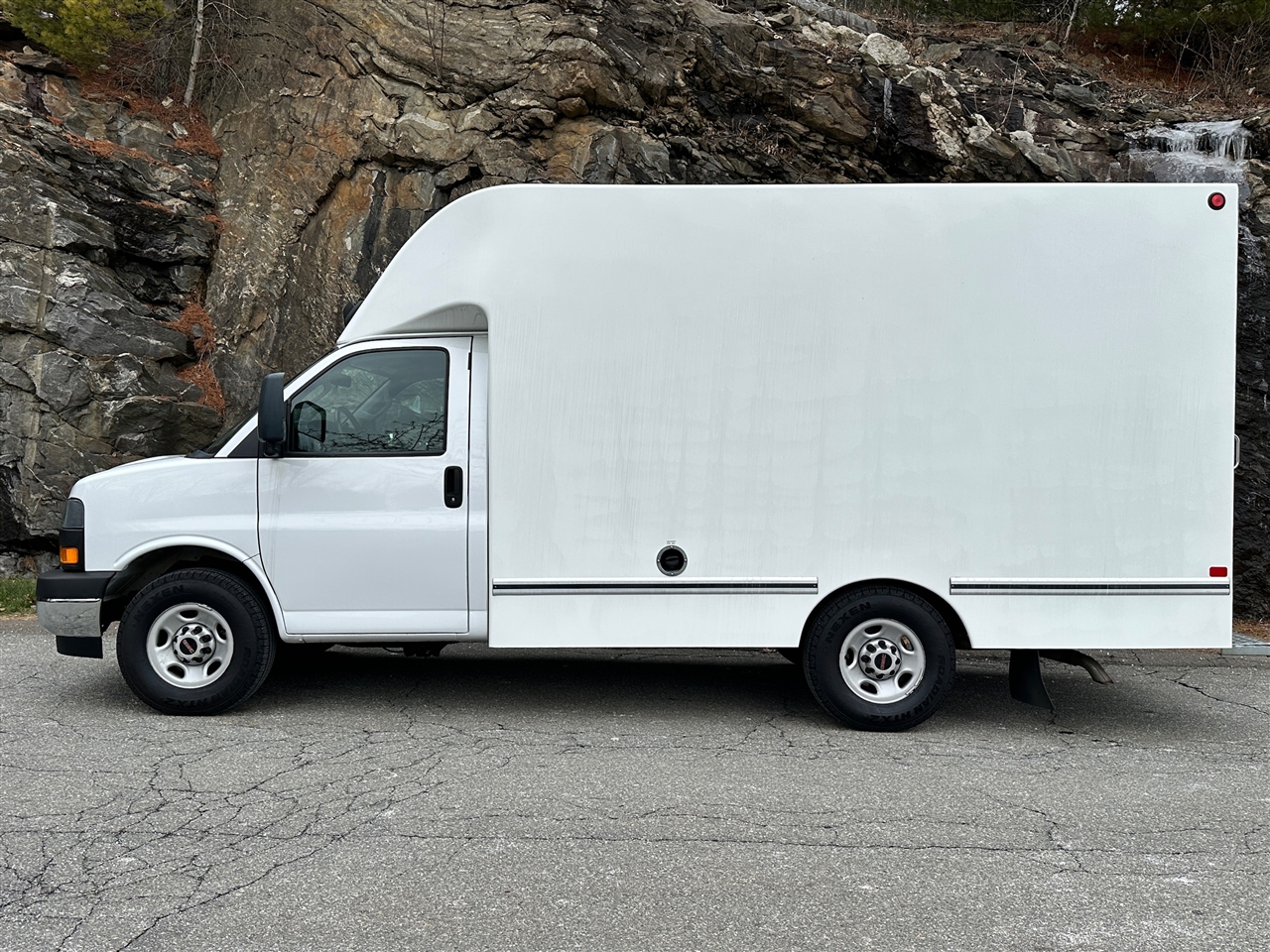GMC Savana Commercial Cutaway 3500 Van 139" 2022