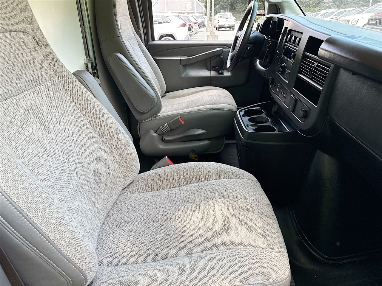 GMC Savana Commercial Cutaway 3500 Van 139" 2022