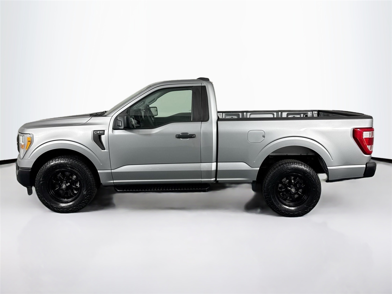 Ford F-150 XLT 2WD Reg Cab 8' Box 2022