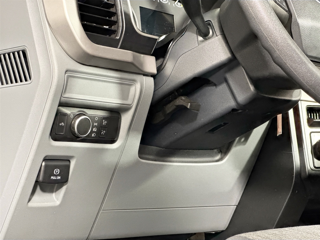 Ford F-150 XLT 2WD Reg Cab 8' Box 2022