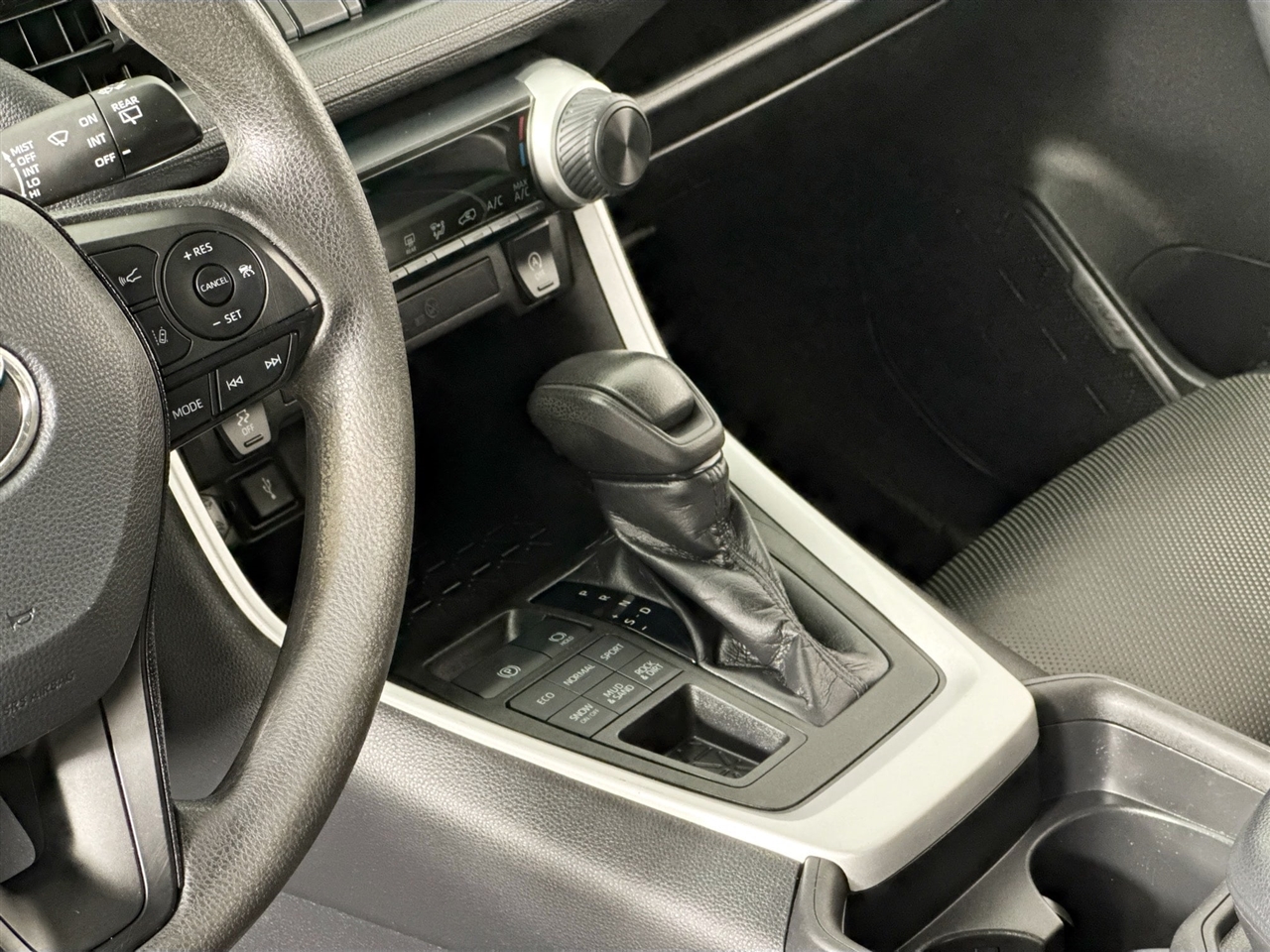 Toyota RAV4 LE AWD (Natl) 2021