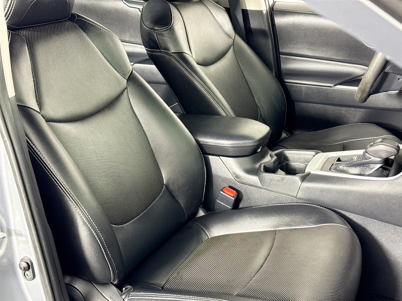 Toyota RAV4 LE AWD (Natl) 2021