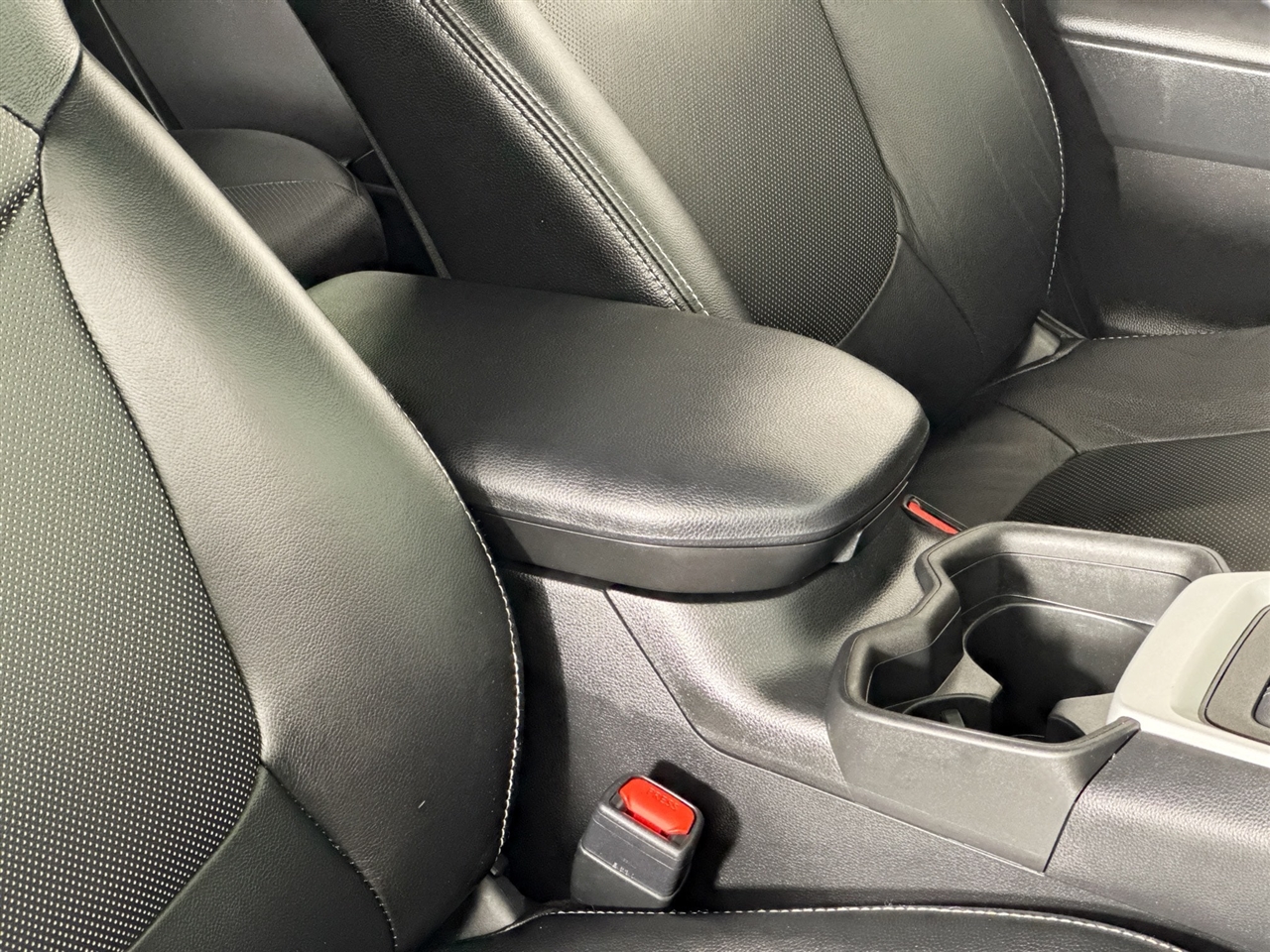 Toyota RAV4 LE AWD (Natl) 2021