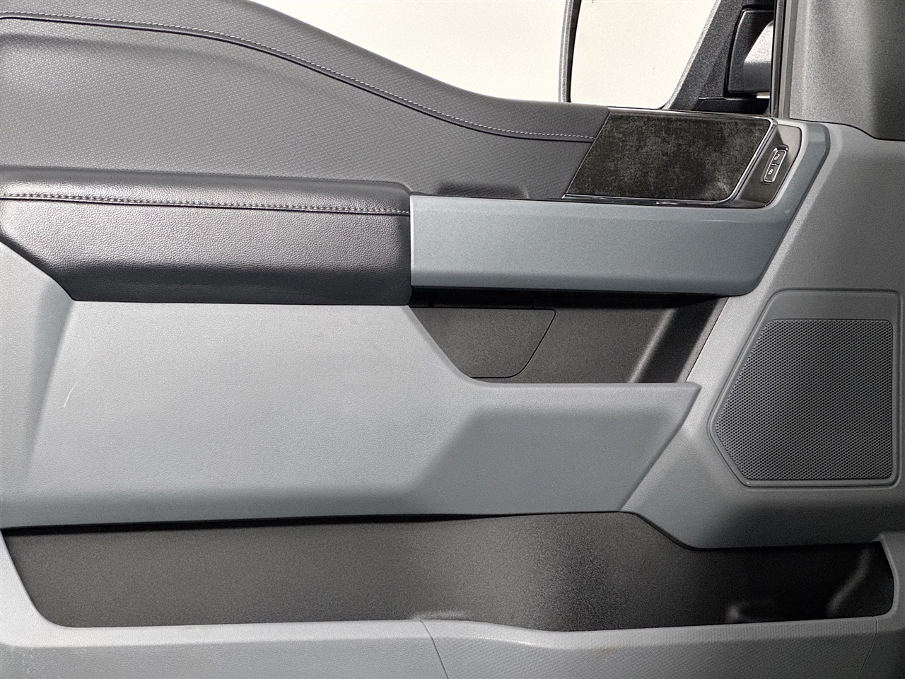 Ford F-150 XLT 4WD Reg Cab 8' Box 2023