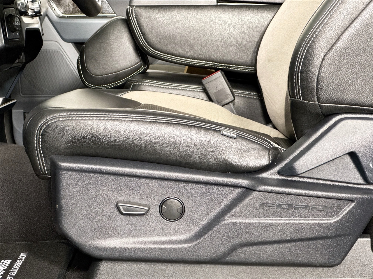 Ford F-150 XLT 4WD Reg Cab 8' Box 2023