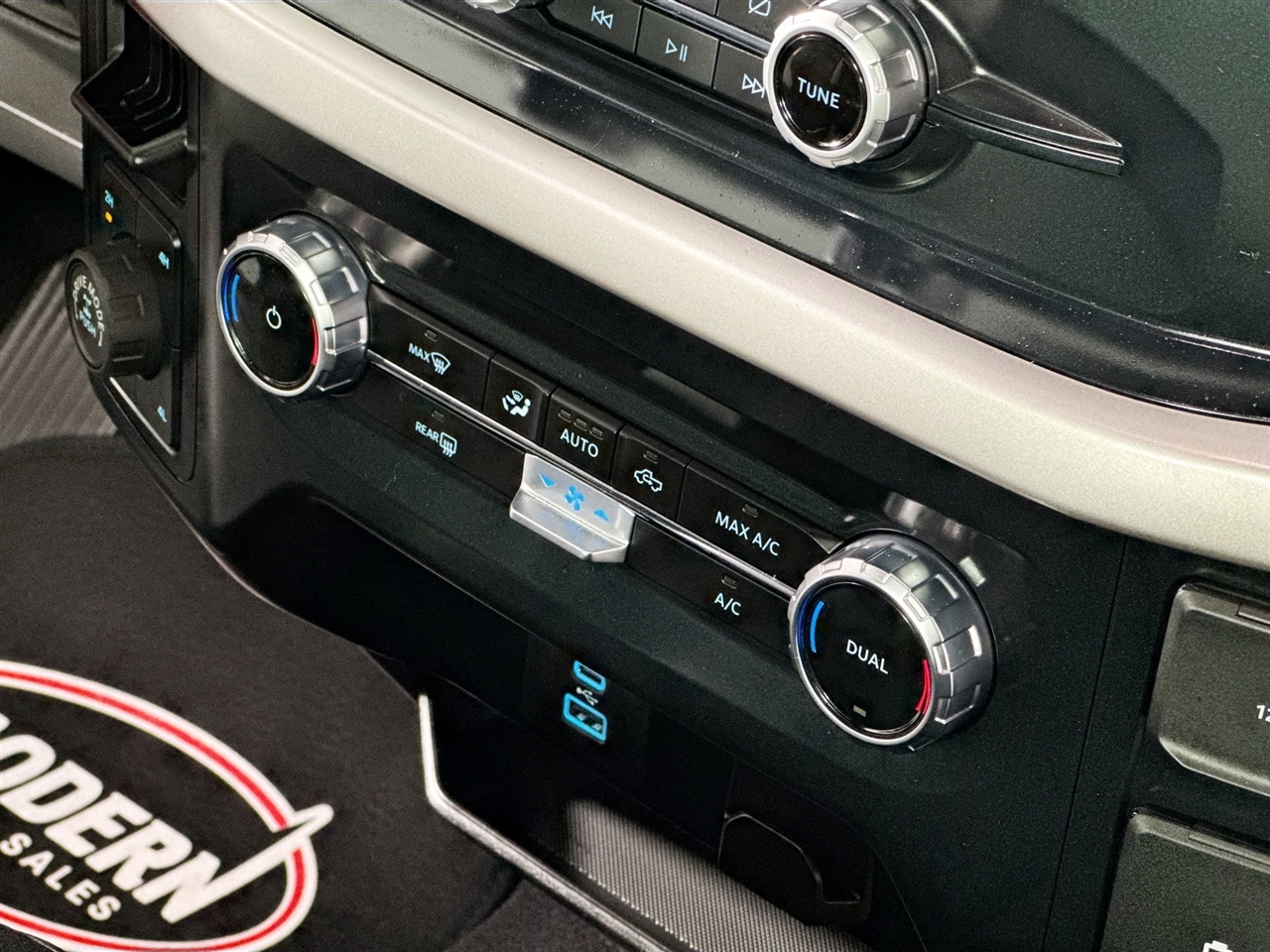 Ford F-150 XLT 4WD Reg Cab 8' Box 2023