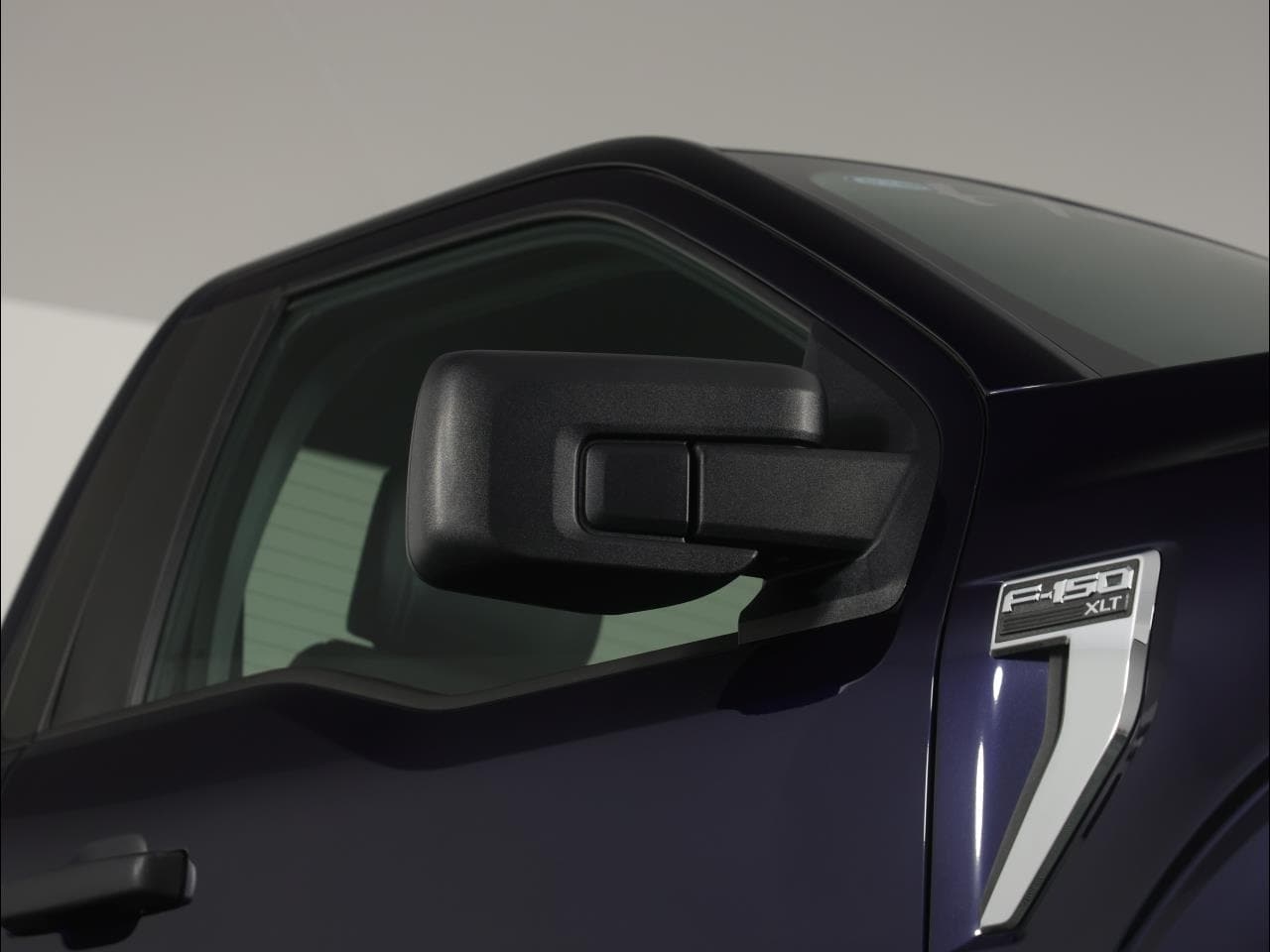 Ford F-150 XLT 4WD Reg Cab 8' Box 2023