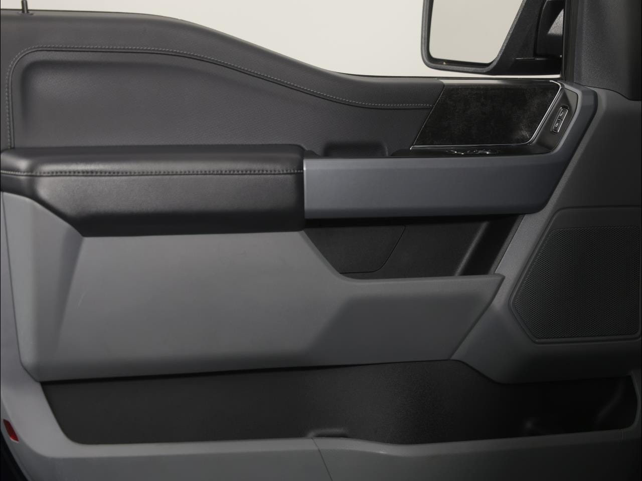 Ford F-150 XLT 4WD Reg Cab 8' Box 2023