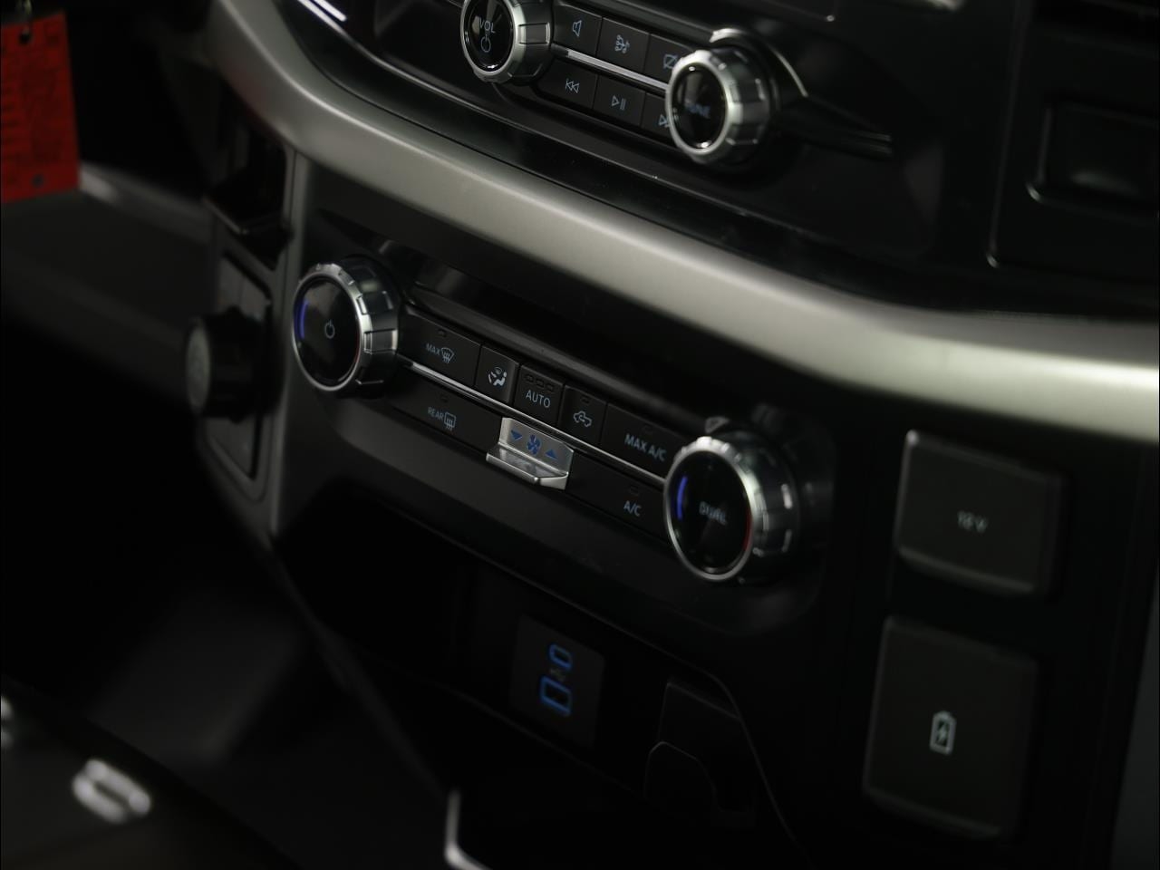 Ford F-150 XLT 4WD Reg Cab 8' Box 2023