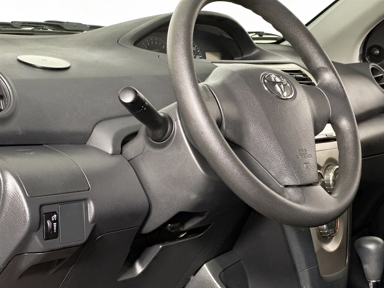 Toyota Yaris 4dr Sdn Man 2010