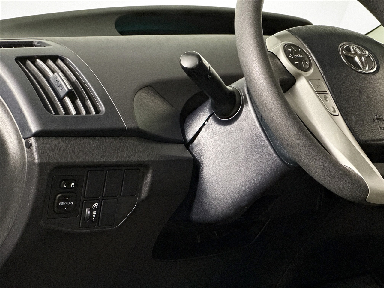 Toyota Prius 5dr HB Persona Series Special Edition (Natl) 2015