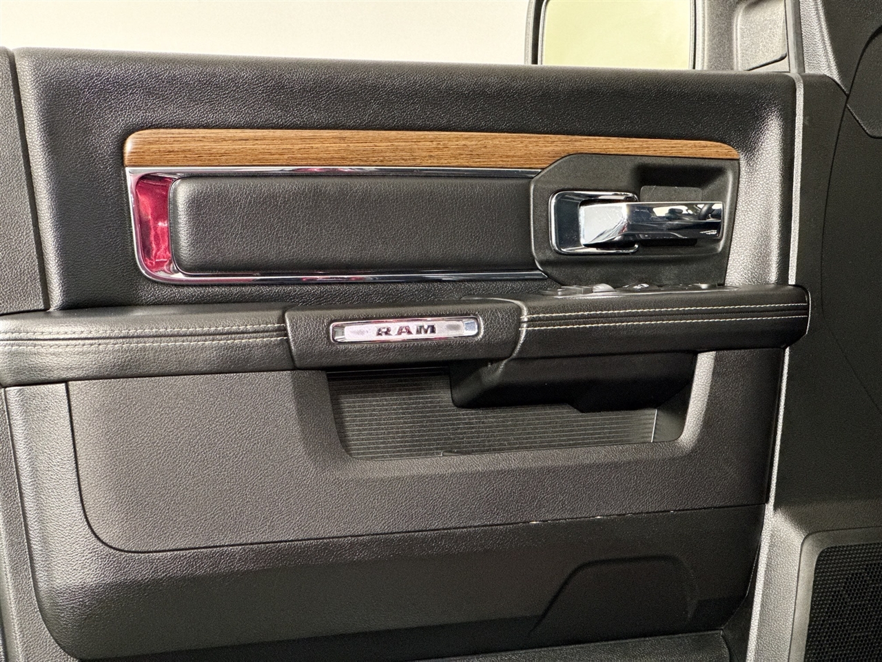 RAM 1500 Laramie 4x4 Crew Cab 5'7" Box 2017