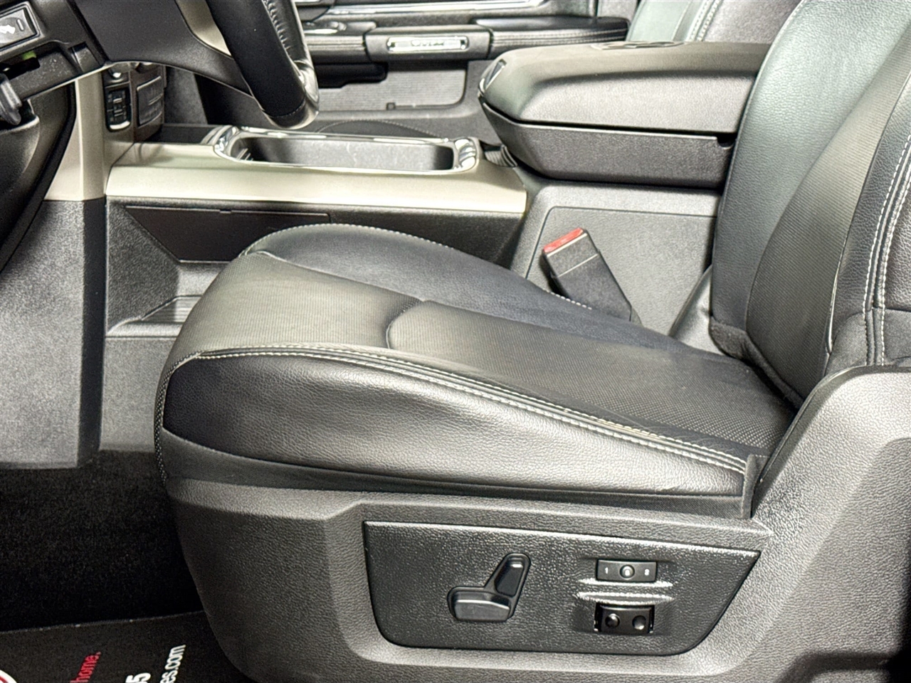 RAM 1500 Laramie 4x4 Crew Cab 5'7" Box 2017