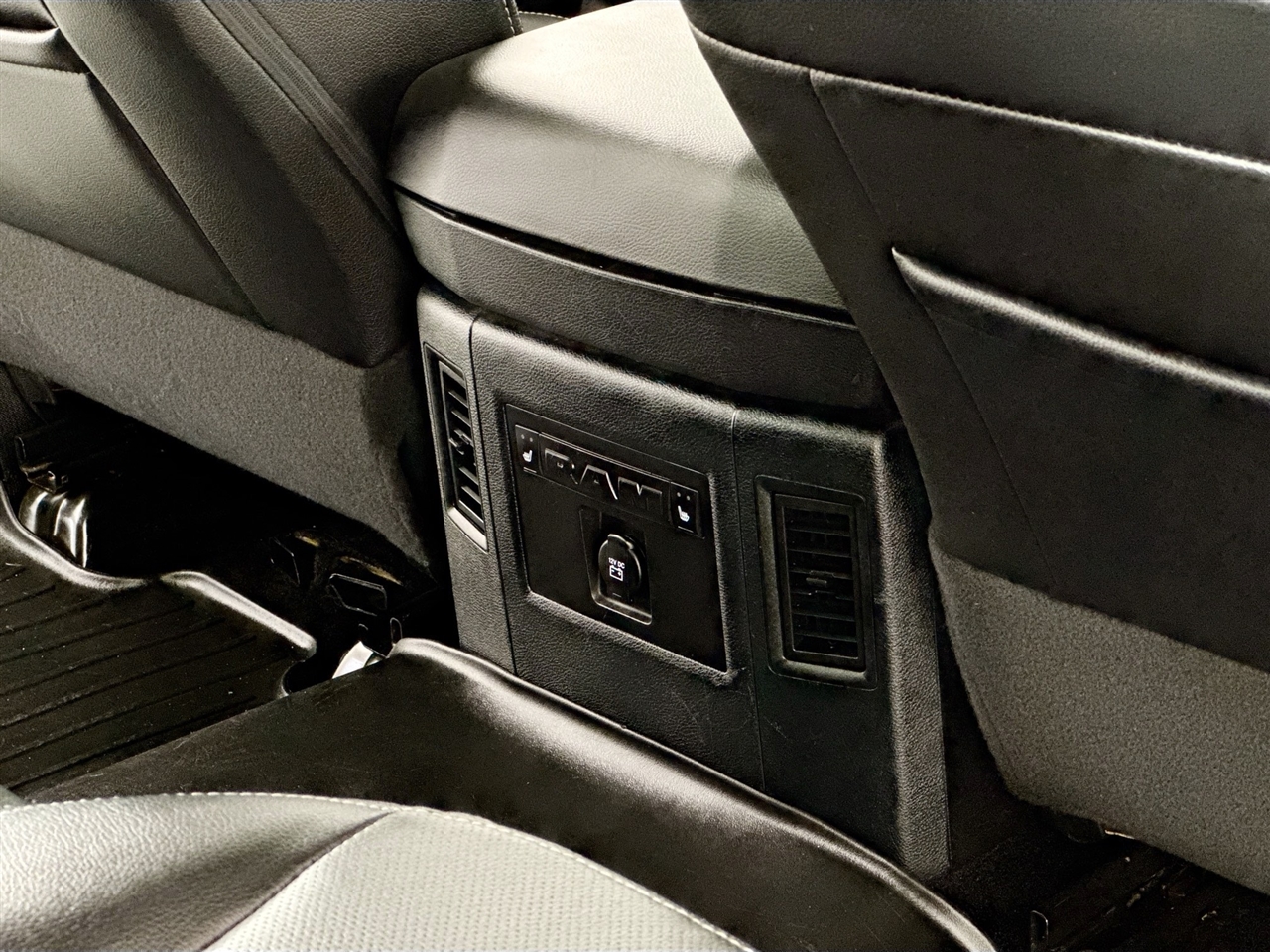 RAM 1500 Laramie 4x4 Crew Cab 5'7" Box 2017