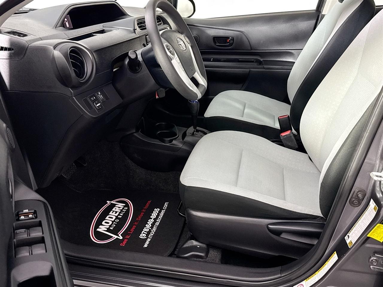 Toyota Prius c 5dr HB Persona Series (Natl) 2016