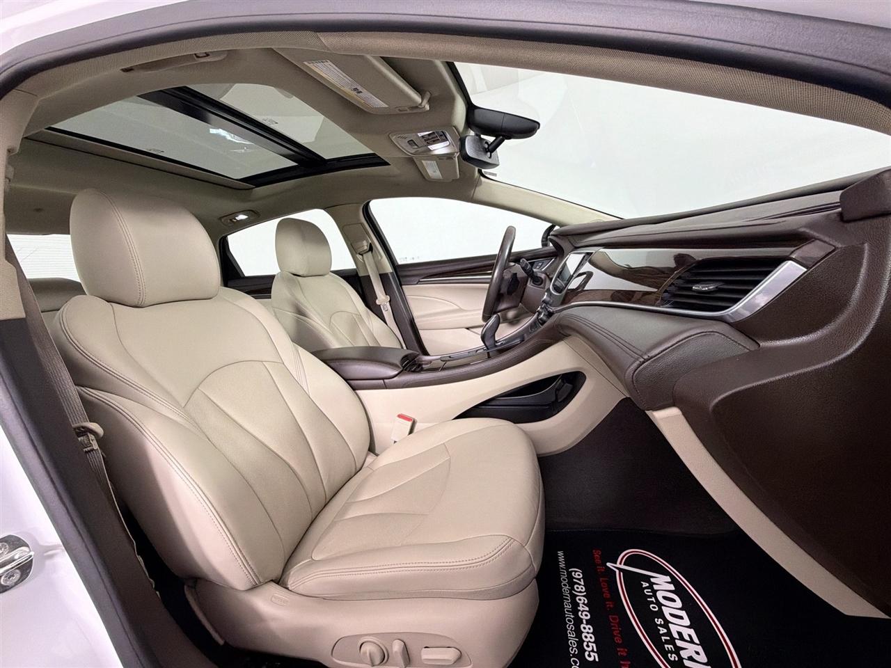 Buick LaCrosse 4dr Sdn Essence FWD 2017