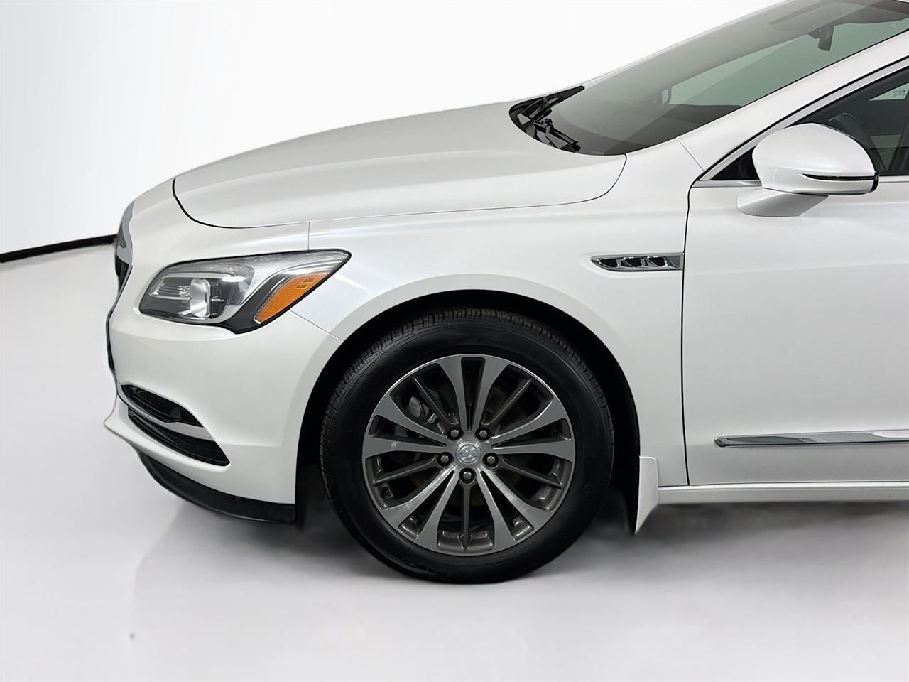 Buick LaCrosse 4dr Sdn Essence FWD 2017