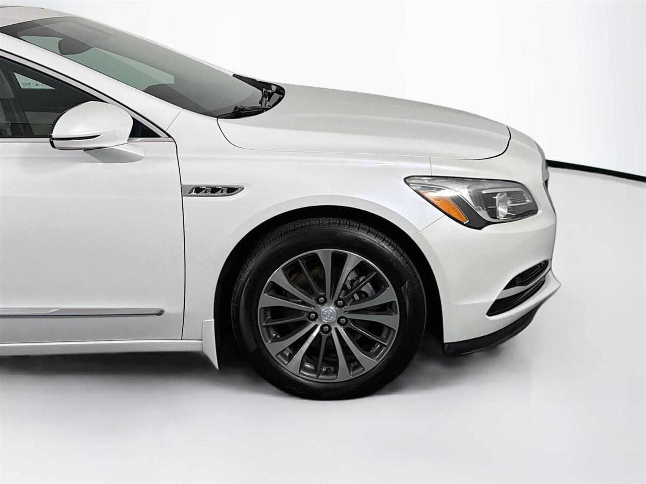 Buick LaCrosse 4dr Sdn Essence FWD 2017