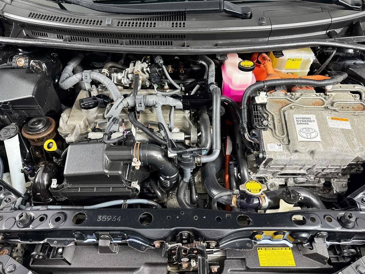 Toyota Prius c 5dr HB Three (Natl) 2015