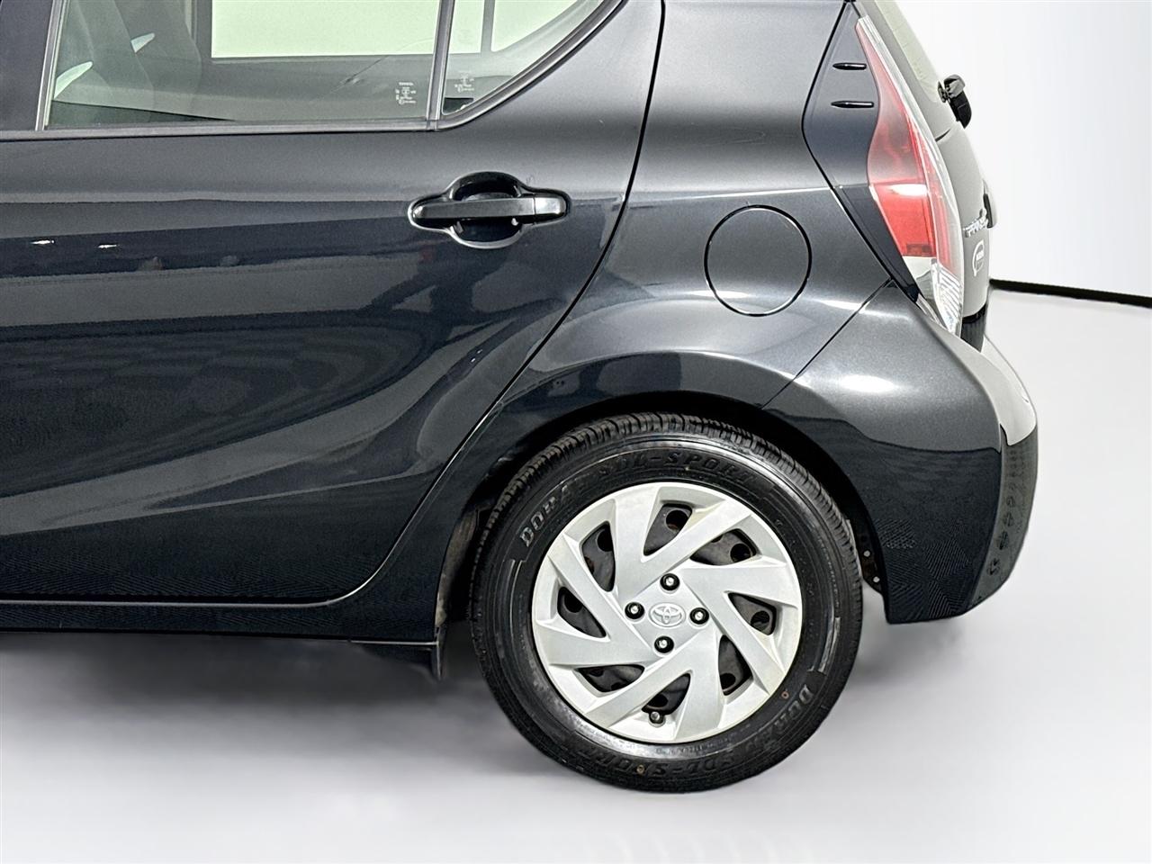 Toyota Prius c 5dr HB Three (Natl) 2015