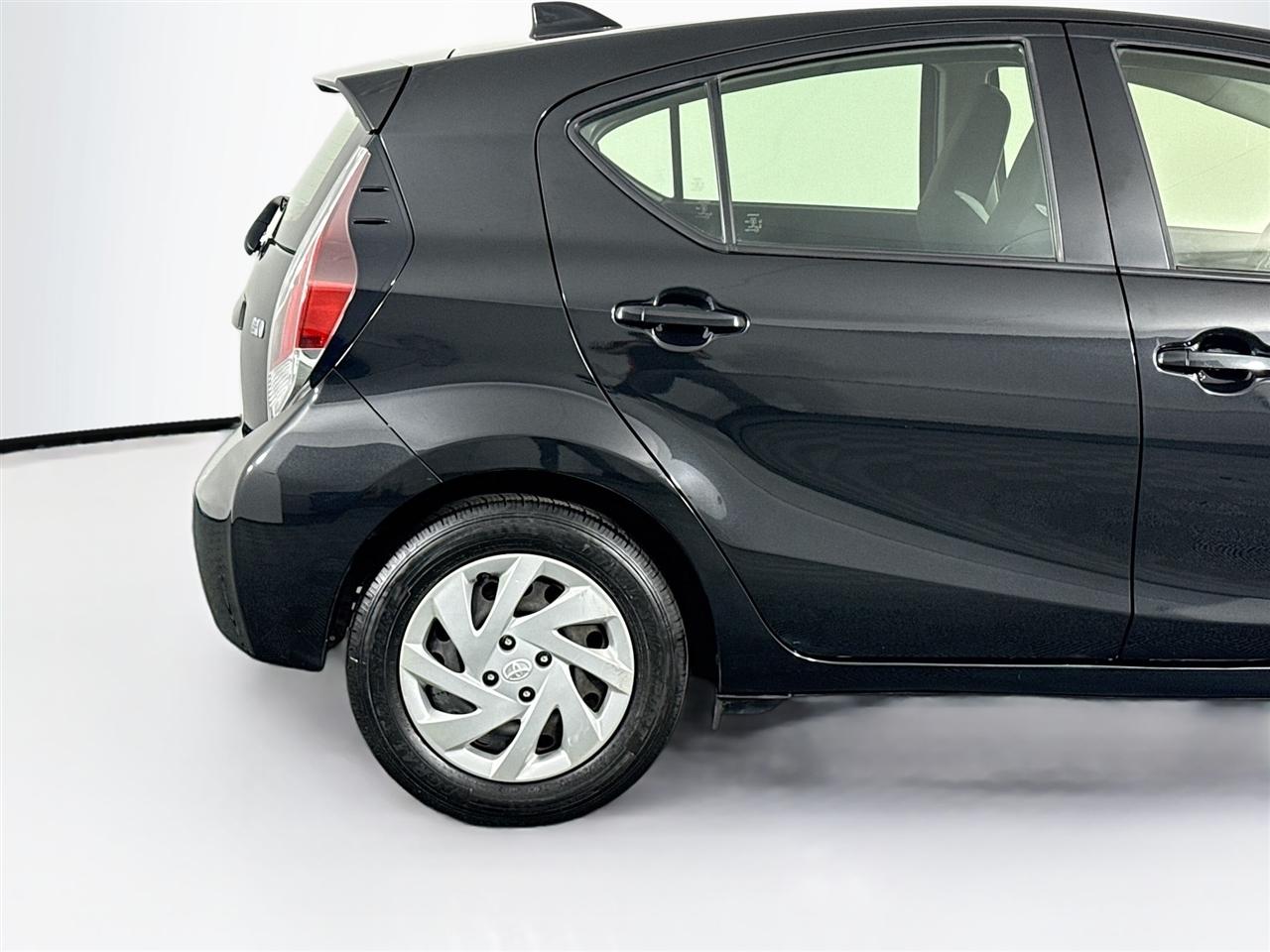 Toyota Prius c 5dr HB Three (Natl) 2015