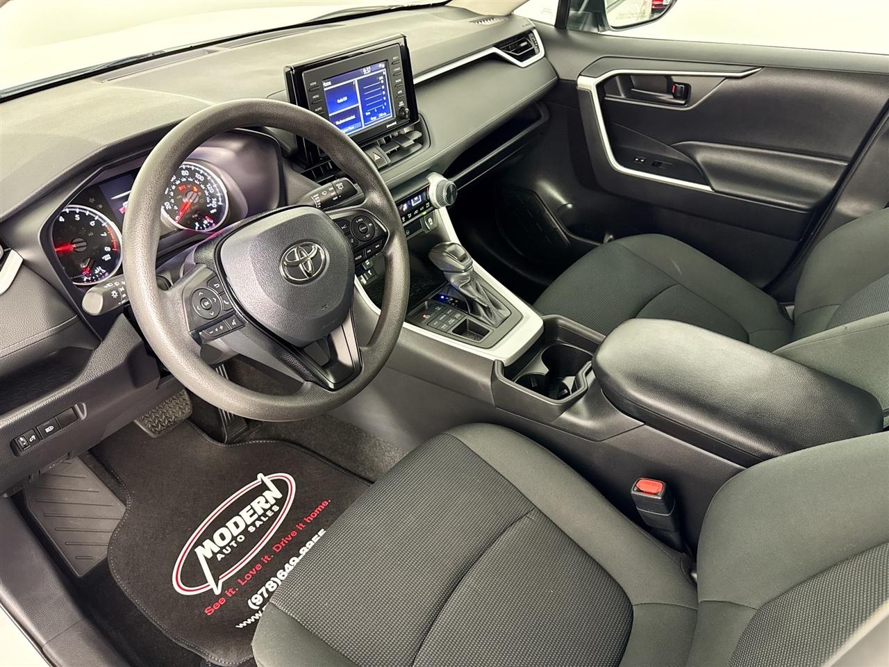 Toyota RAV4 LE AWD (Natl) 2021