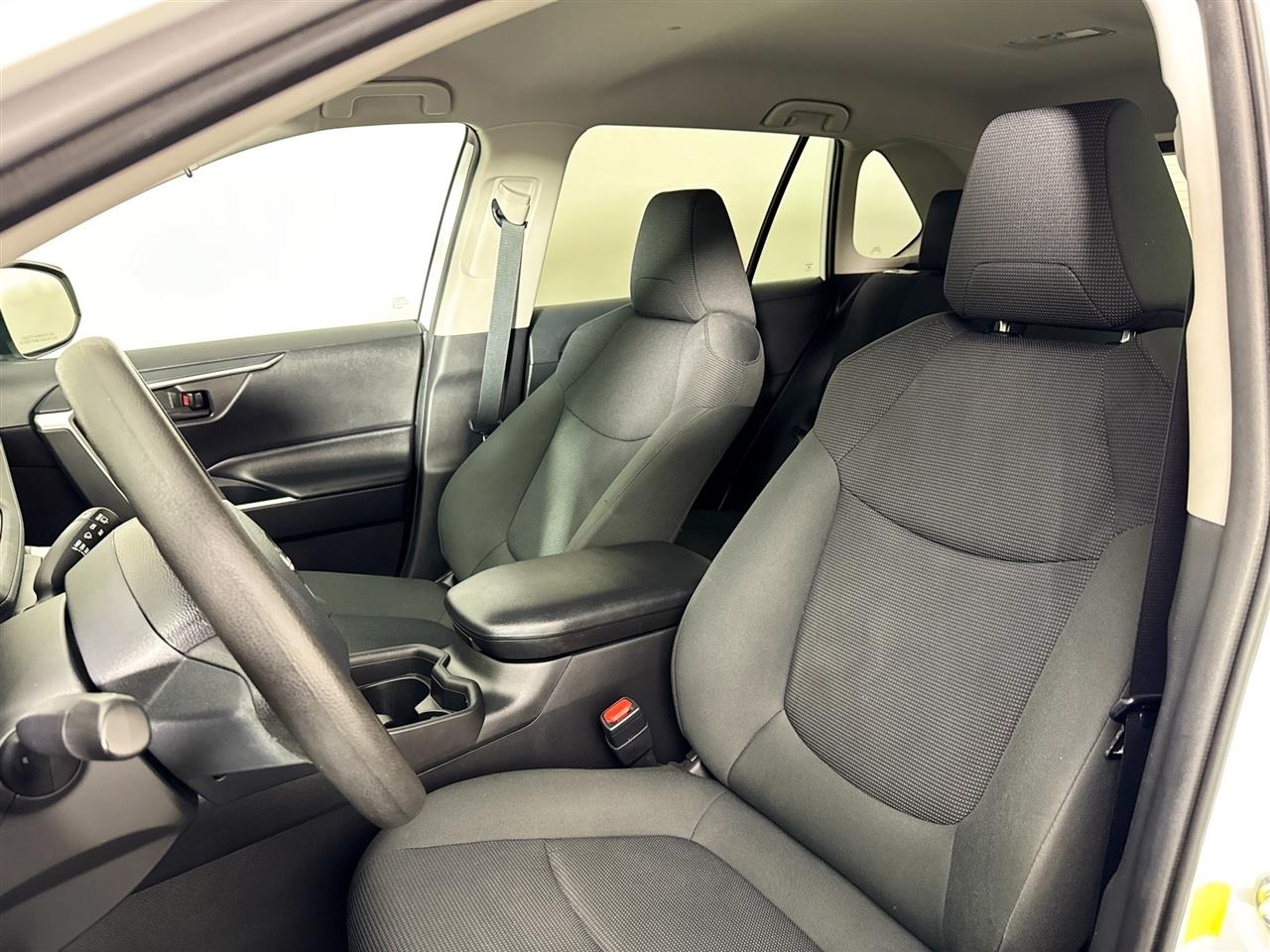 Toyota RAV4 LE AWD (Natl) 2021