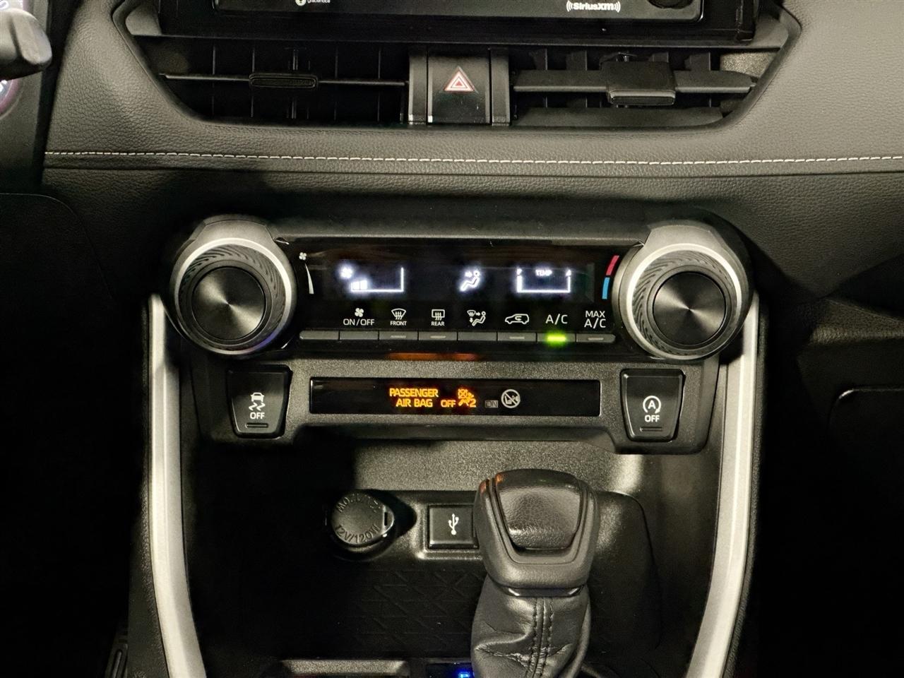 Toyota RAV4 LE AWD (Natl) 2021