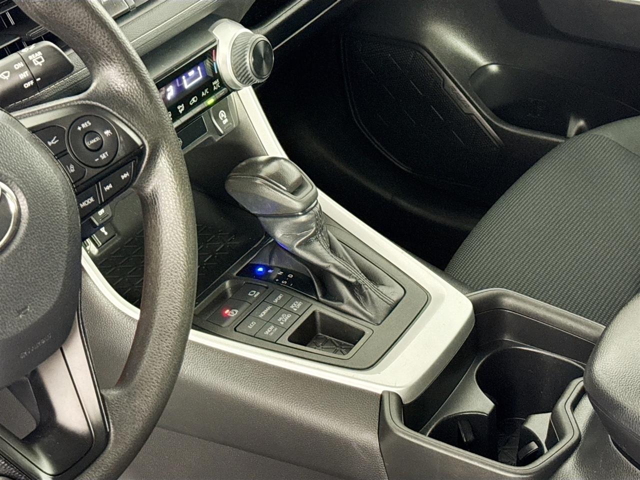 Toyota RAV4 LE AWD (Natl) 2021
