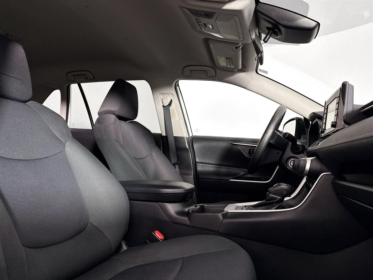 Toyota RAV4 LE AWD (Natl) 2021