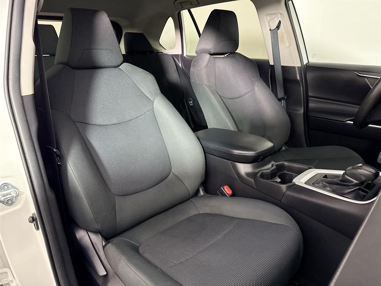 Toyota RAV4 LE AWD (Natl) 2021